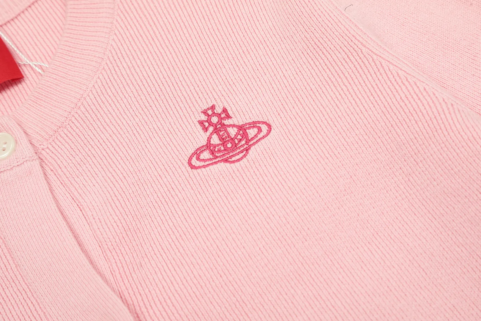 vivienne west wood Vivienne contrasting high-end Korean-style cardigan knitted sweater wool 2024 autumn latest style 🧩 15% merino cotton wool 85% wool blend 🧩Correct Italian 🇮🇹100% wool washed wheat logo Size: S -M- L Color: blue pink black gray